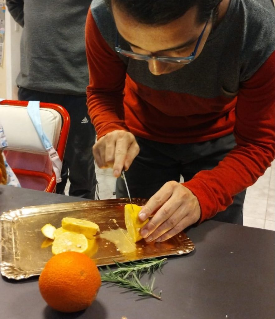 En uno de los talleres de Núcleos Barriales, se elaboran velas aromáticas