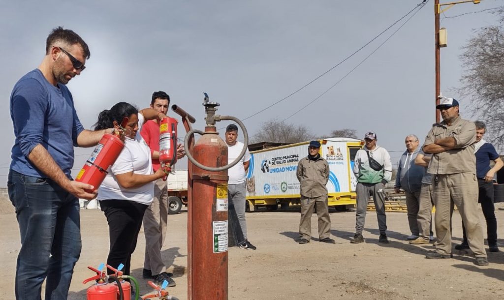 Capacitación a empleados municipales sobre uso correcto de matafuegos