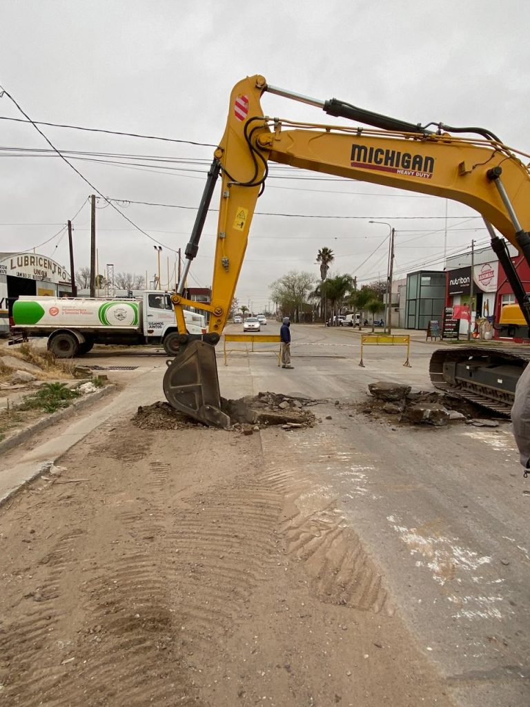 Se realizan bacheos en calles de hormigón en el Sur de la ciudad