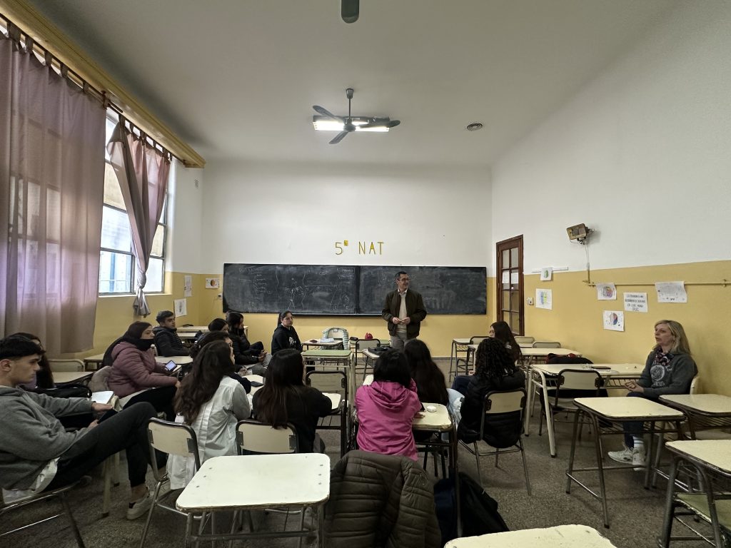 El director de Salud ofreció a estudiantes una charla sobre educación sexual