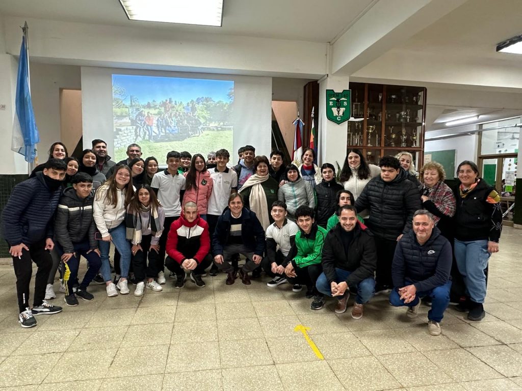 Alumnos del IPEM 140 presentaron al intendente un trabajo sobre energía renovable que involucra a nuestro río