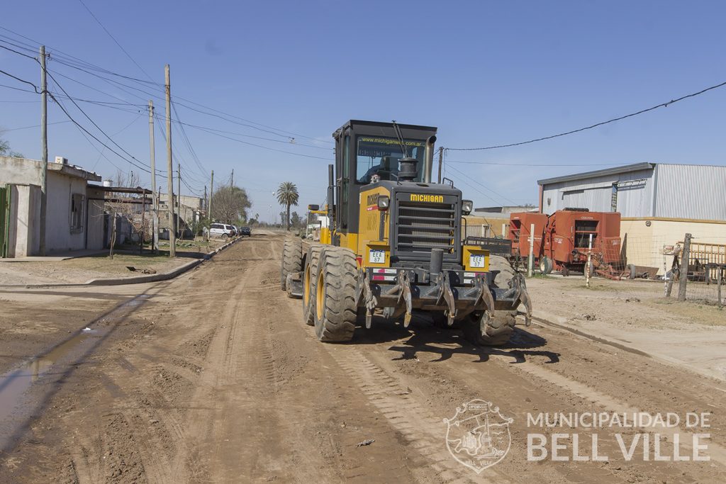 Prosigue la reparación de calles de tierra