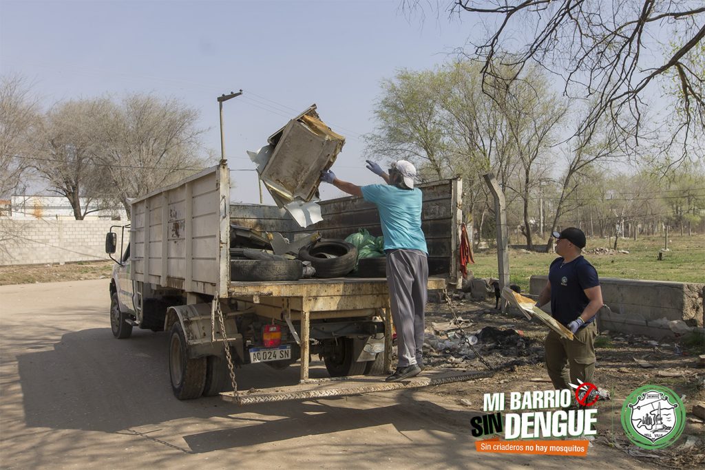 Vecinos colaboran con el descacharreo por el operativo “Mi barrio sin dengue-Sin criaderos no hay mosquitos”