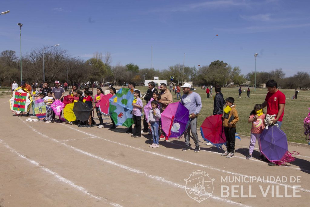 La niñez mostró con alegría y entusiasmo sus barriletes como los grandes bailarines del cielo