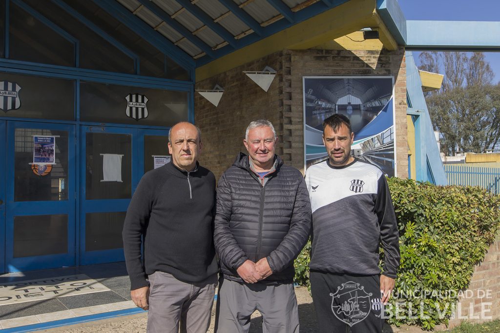 Basquetbol de primer nivel nacional en club Bell entre Atenas de Córdoba e Independiente de Oliva