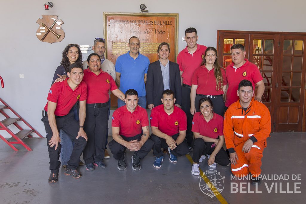 Las únicas llamas que los bomberos voluntarios acrecientan, son las del amor y la solidaridad