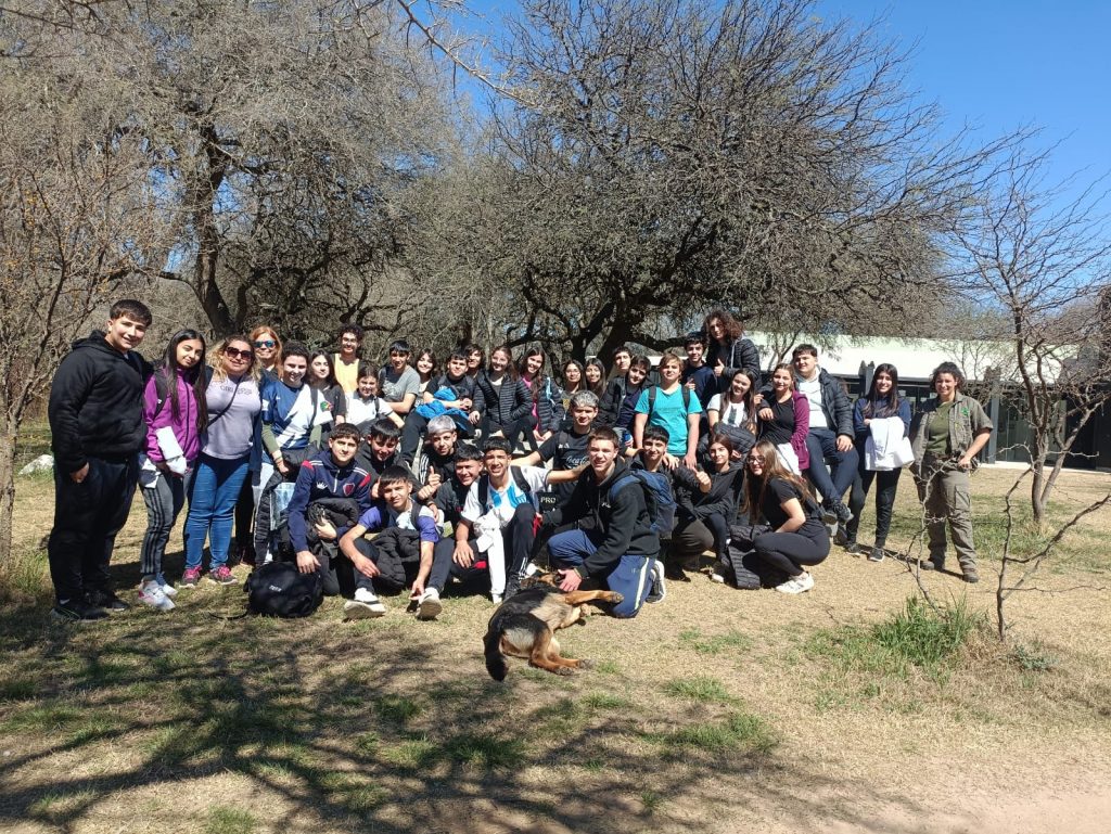 Alumnos de la Escuela Normal participan del control de especies exóticas en la Reserva Tau