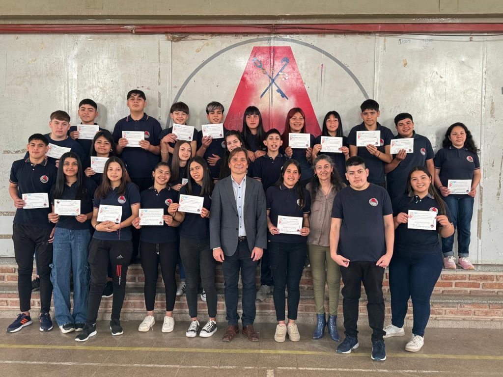 En homenaje al Día de la Bandera de la Provincia, el intendente asistió a la promesa del estudiantado del ex Nacional