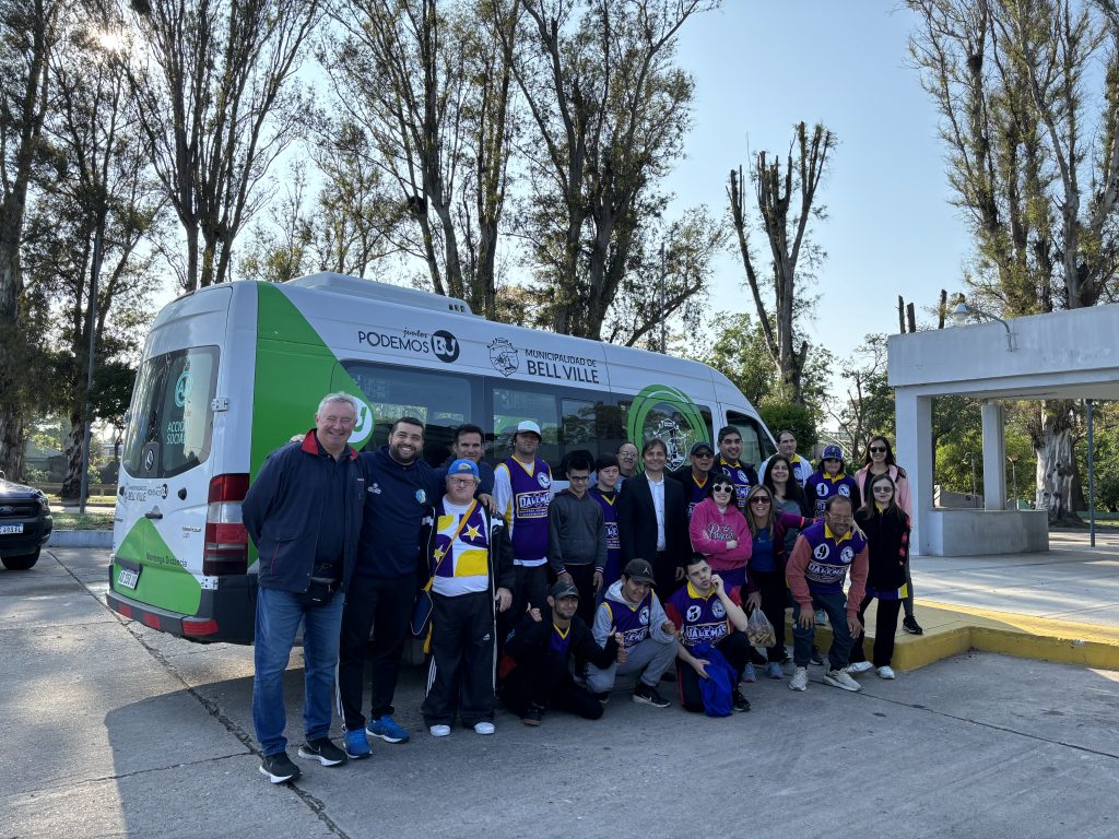 Atletas locales provenientes de programas municipales participan en Villa María de las Olimpíadas Especiales.