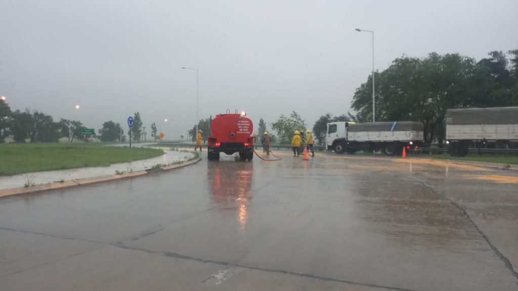 Defensa Civil intervino en varios problemas causados por la copiosa lluvia de la víspera