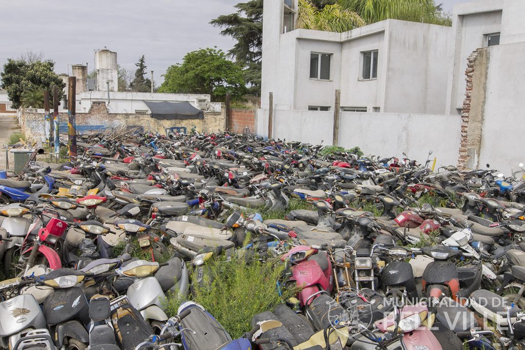 El municipio subastará o compactará vehículos secuestrados en la vía pública