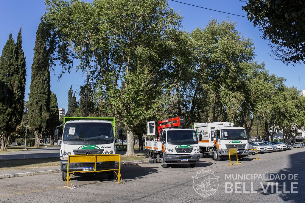 Se presentaron tres unidades 0Km totalmente equipadas, para obras y servicios públicos