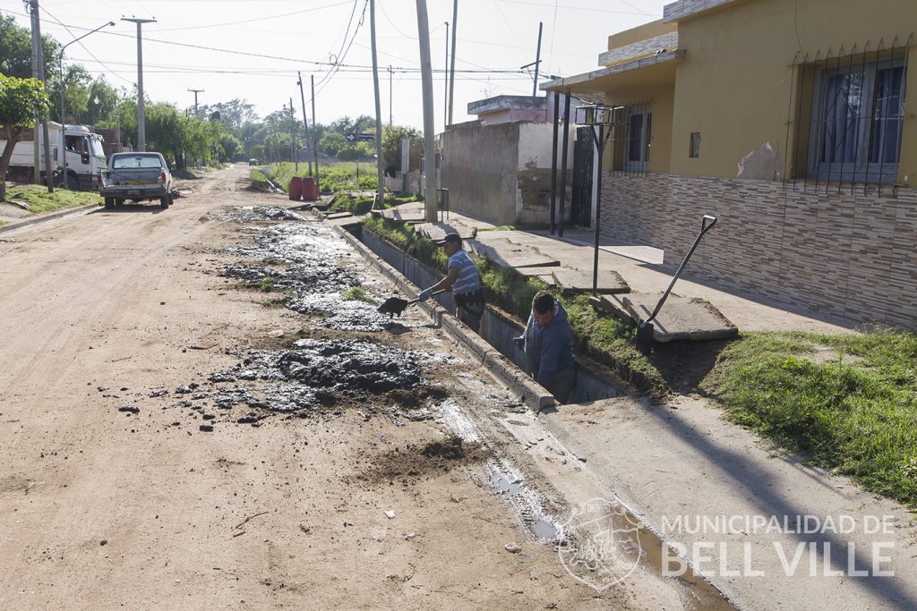 Se cumple la limpieza de un canal de desagüe en calle América.