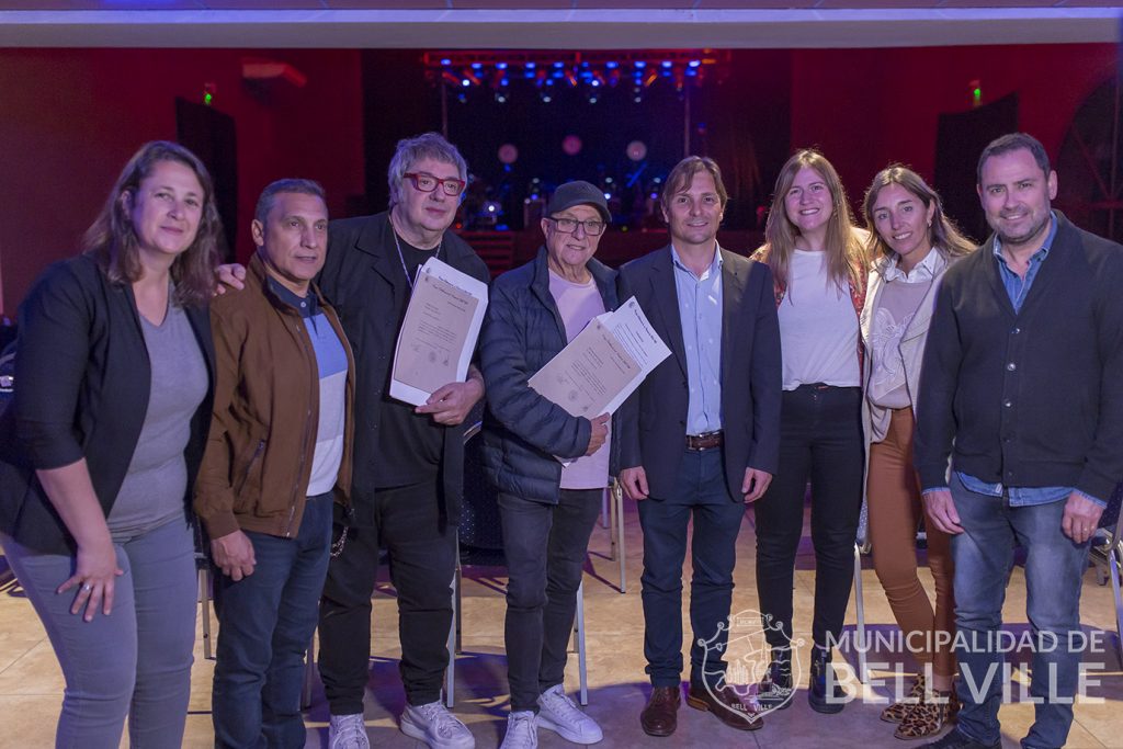 Previo a su presentación de anoche, el intendente saludó a los artistas Juan Carlos Baglietto y Lito Vitale.