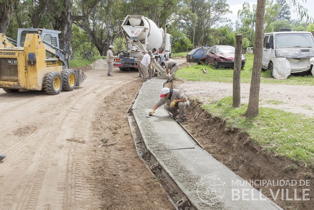 Comenzó la construcción de cordón cuneta en Avenida Bonifacio Ceballos