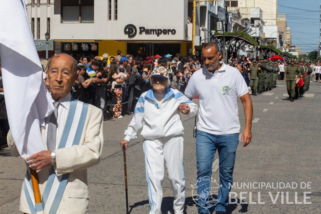 Gran reconocimiento despertó el paso de la bandera bellvillense a cargo de dos glorias del deporte