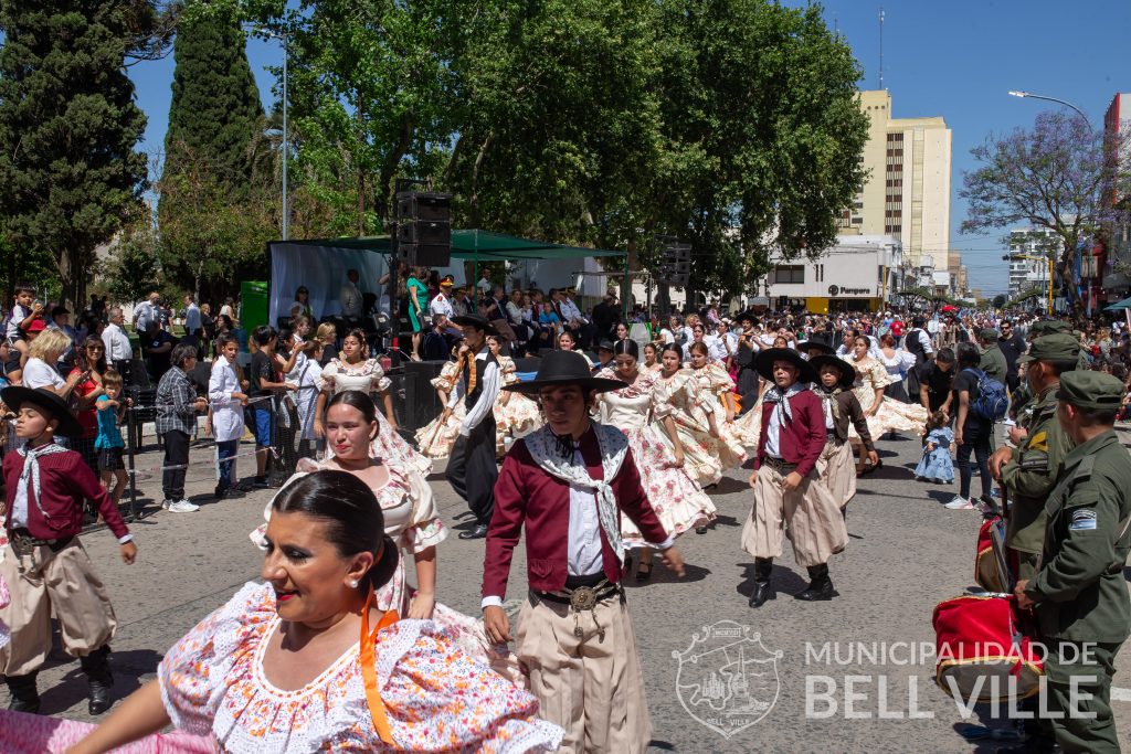 Bell Ville tuvo su gran desfile por el cumpleaños de la ciudad