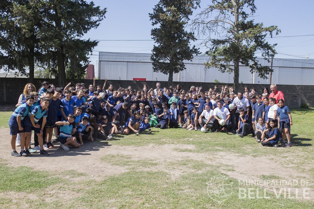 Actividades recreativas y entrega de bolsones deportivos en escuelas por la Fiesta de la Pelota de Fútbol