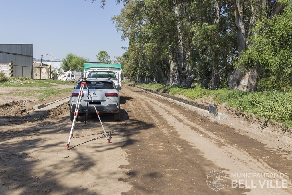 Se continúa con los trabajos de cordón cuneta y bocacalles en avenida Bonifacio Ceballos