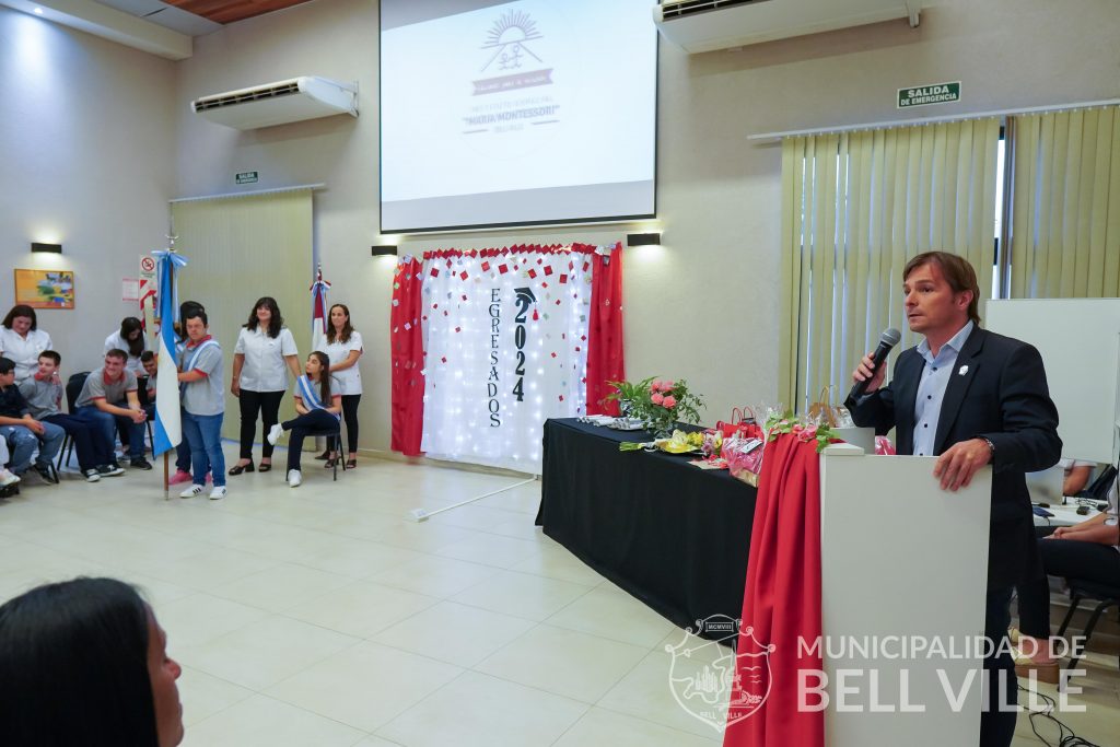 Con la presencia del jefe municipal, se cumplió anoche el acto de egresados del Instituto María Montessori.