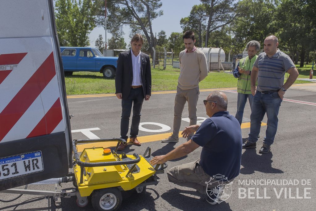 El intendente observó parte de un examen a la pista del aeródromo local