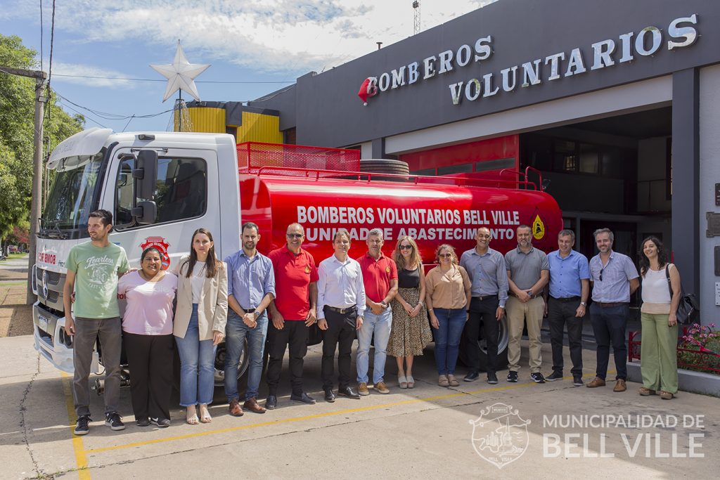 El cuartel de Bomberos ya cuenta con un desfibrilador y se presentó equipada la unidad donada por el municipio