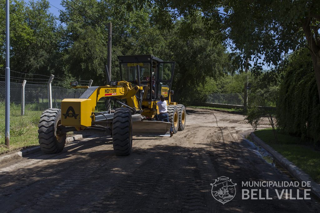 En el sector Oeste de la ciudad se trabaja en el nivelado de tierras