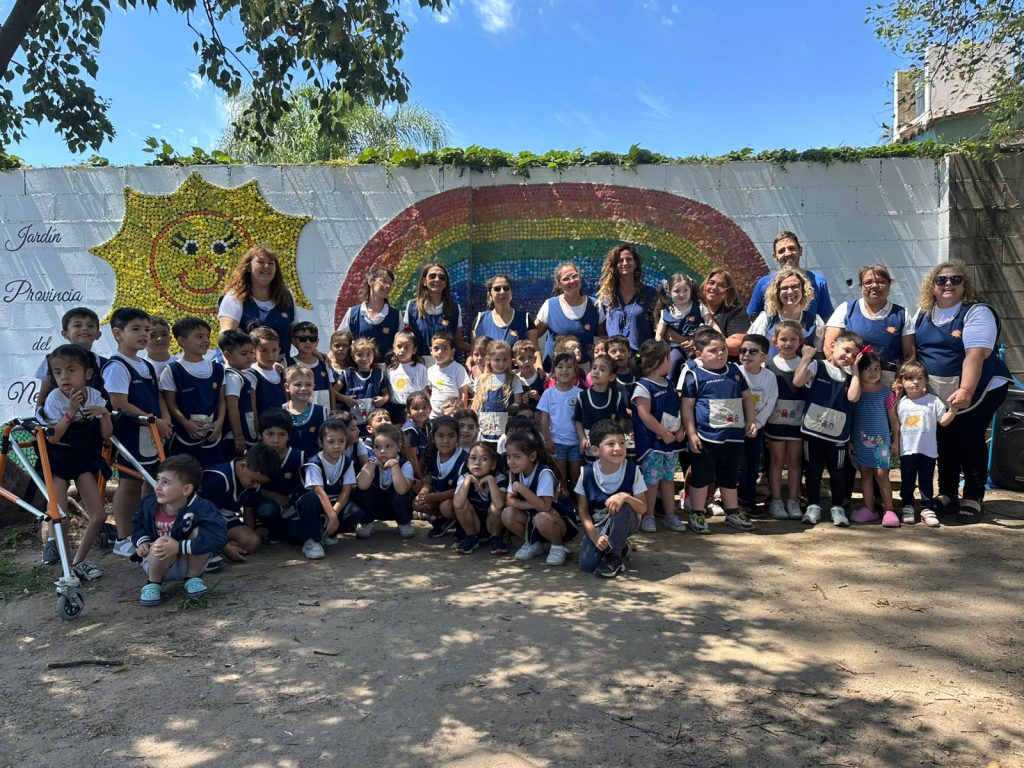 La Plazoleta del Trabajador luce más linda con un mural del Jardín Neuquén