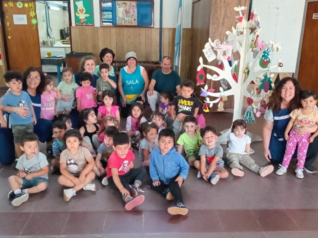 En la Guardería Vigil se armó el árbol navideño en familia