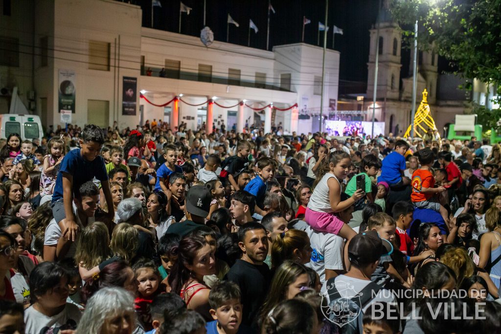 La noche con los Reyes Magos fue acompañada por gran cantidad de familias con niños