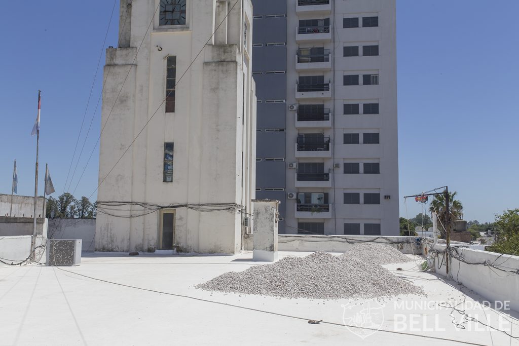 Comenzaron los trabajos en el techo del edificio municipal para contribuir a la eficiencia y sustentabilidad energética