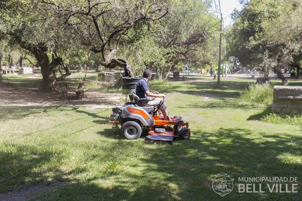 Para desmalezado de los espacios verdes, el municipio adquirió moderno tractor y otros bienes por más de $ 20.000.000