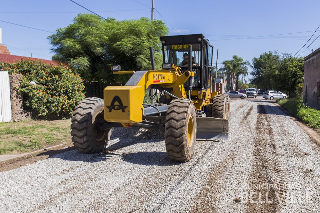 Avanza el mejoramiento integral de calles de tierra en la zona Sudeste de la ciudad.