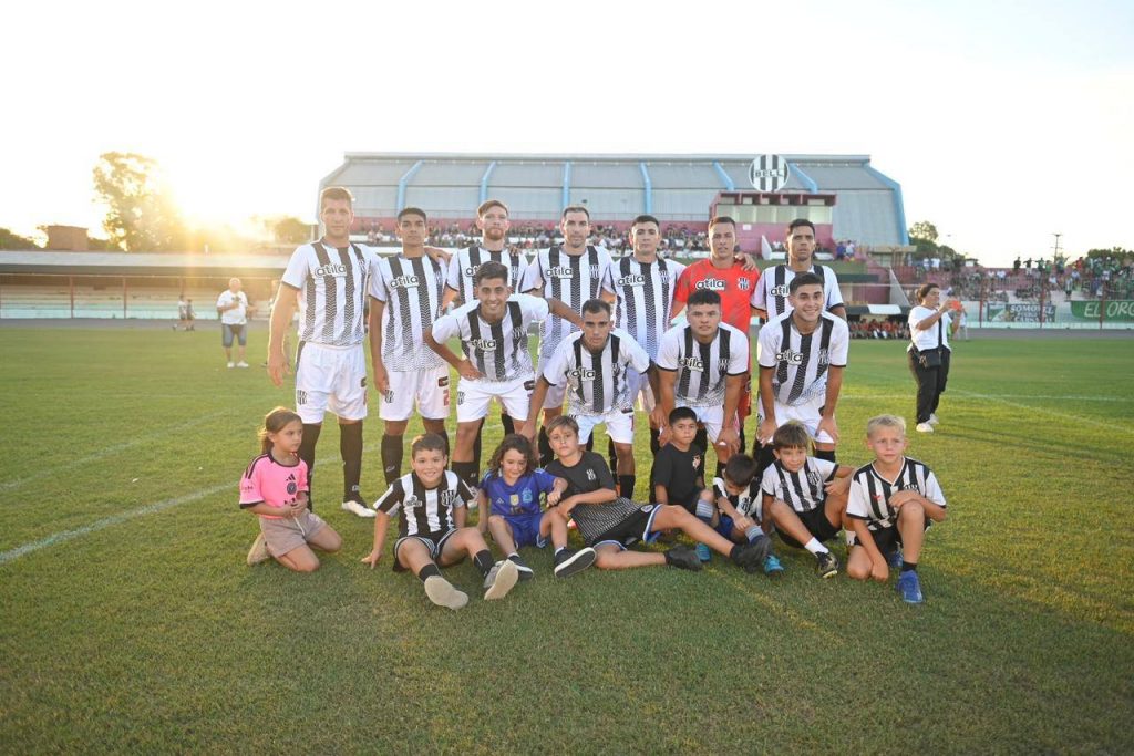 El intendente dio el puntapié inicial en el encuentro Bell-Rivadavia de A. Cabral por el Provincial de fútbol