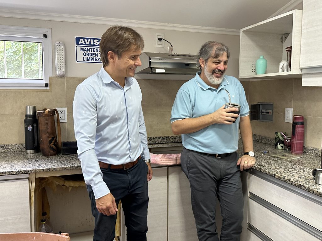 El intendente visitó una de las viviendas de Barrio Sebastopol al que recientemente le llegó el agua potable