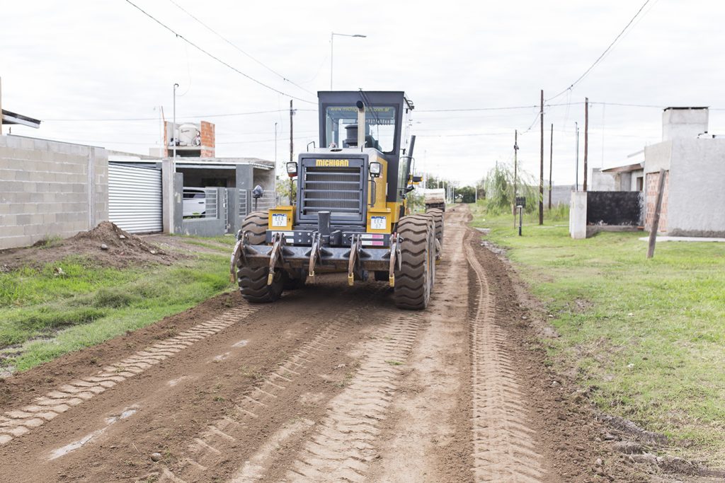 Intenso trabajo municipal en calles de tierra