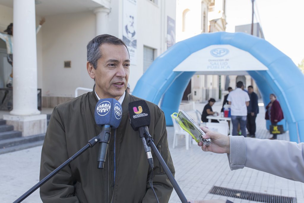 En el operativo de vacunación de ayer, el director de Salud destacó la importancia de la prevención