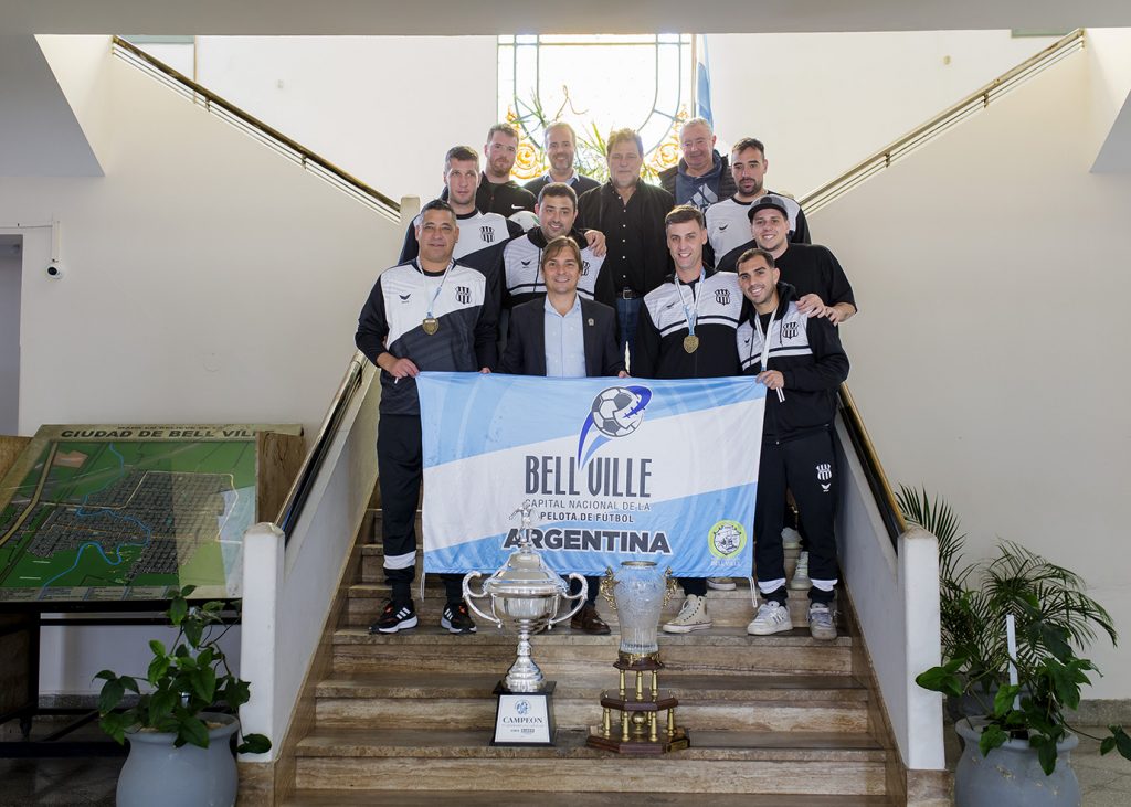 El intendente saludó personalmente a directivos y jugadores del Club Bell, campeón provincial de fútbol
