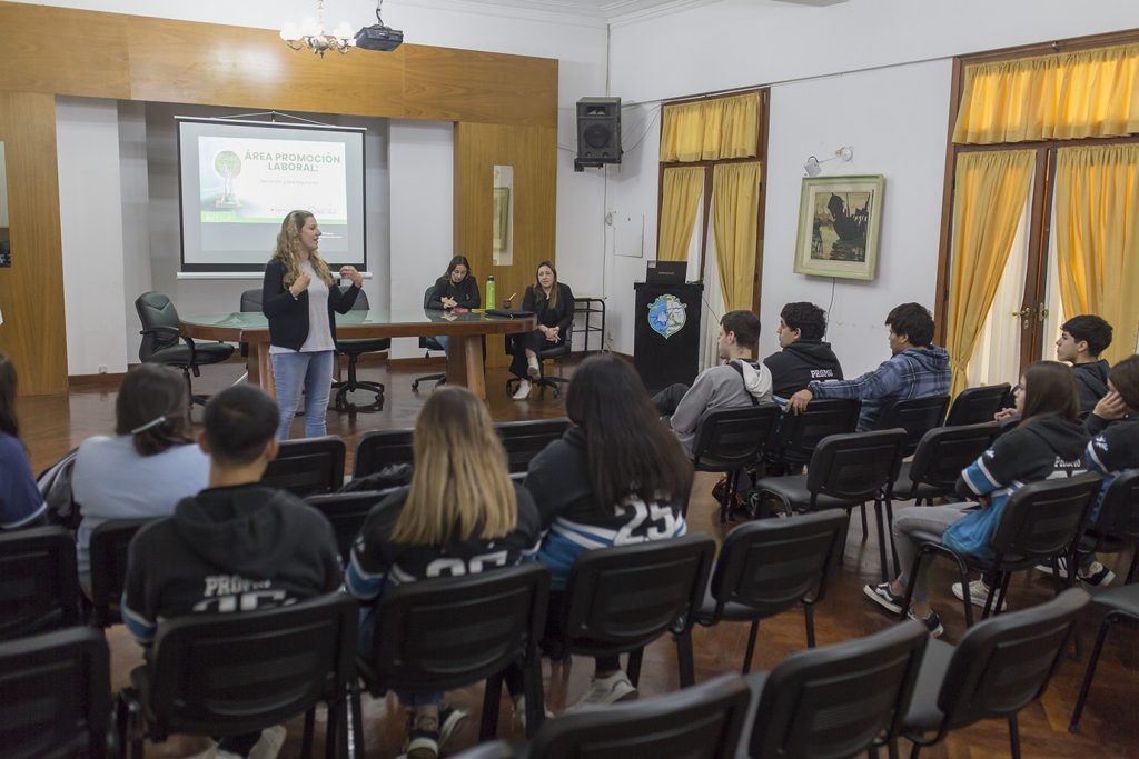 Personal de la Oficina de Empleo mantuvo una reunión informativa con alumnos del IPET Nº 87