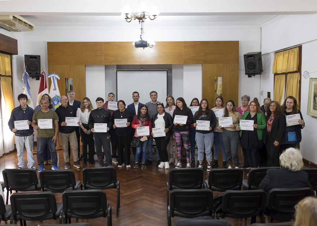 Esta mañana se entregaron becas municipales para estudios terciarios y universitarios