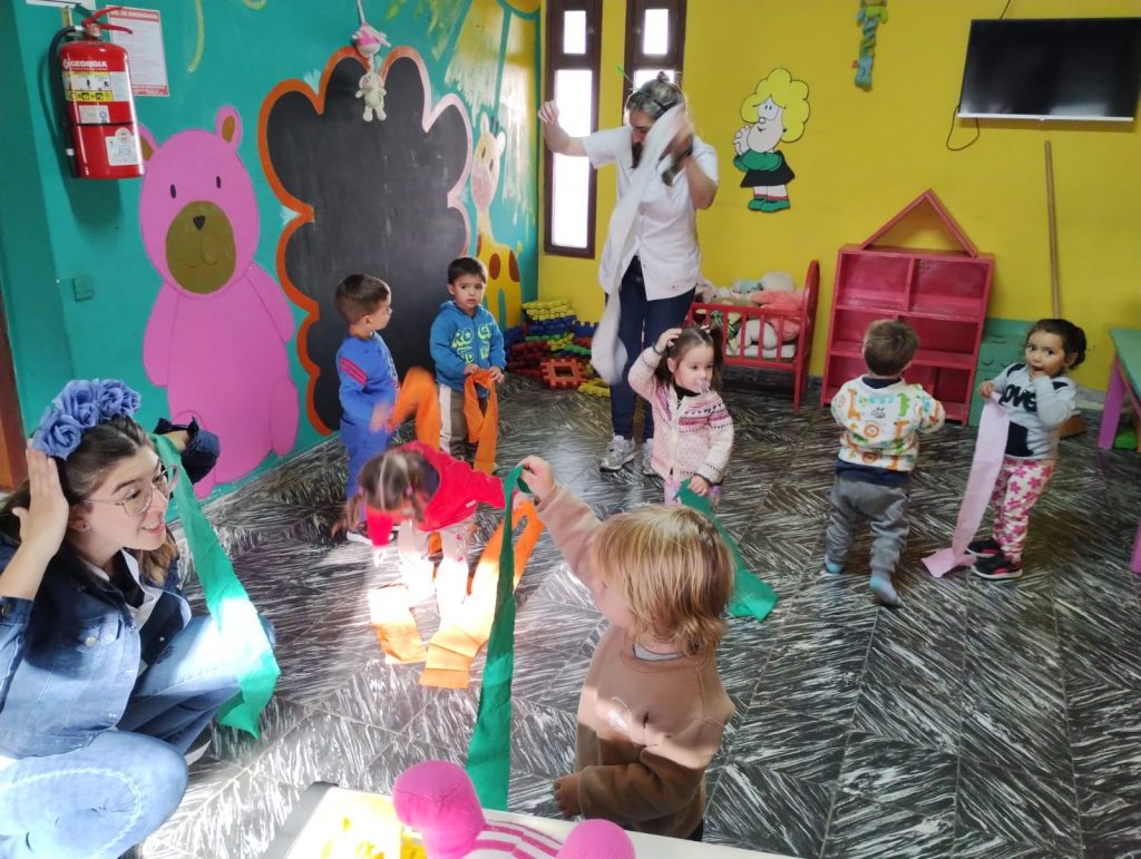 Profesionales en Educación Temprana del Instituto Montessori visitaron la sala de 2 años de la Casa del Niño