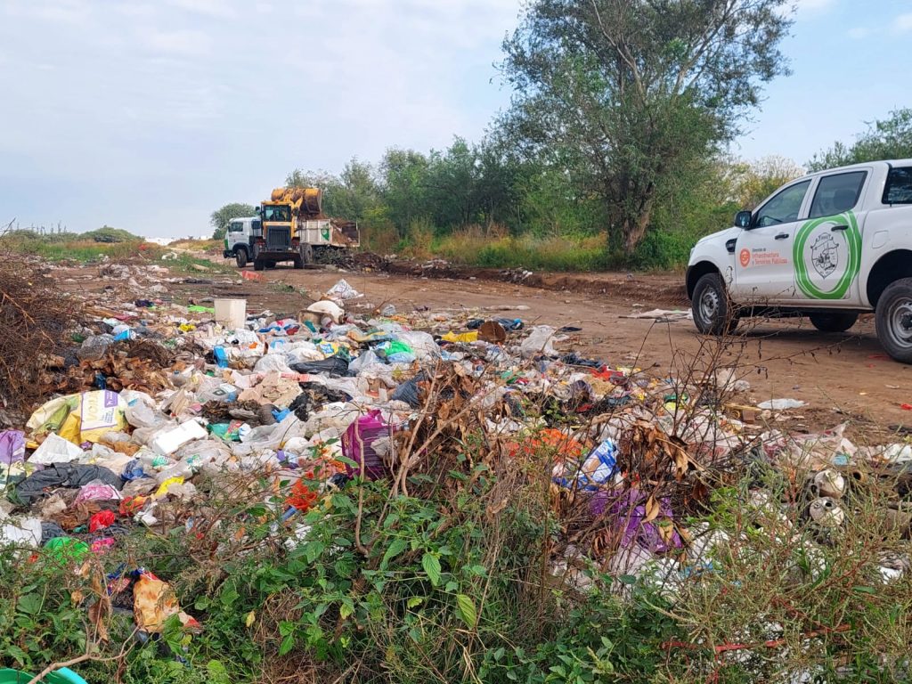 Limpieza constante en Corrientes y Malharro ante el avance de basurales clandestinos