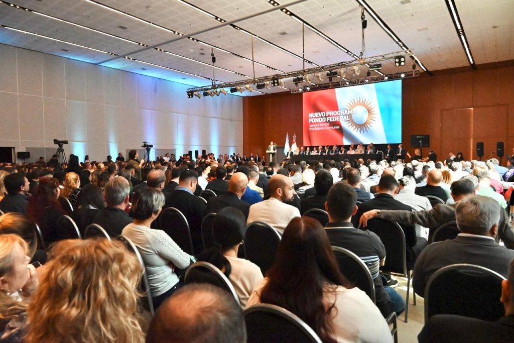 Junto a más de 400 municipios y comunas, el intendente local firmó con el gobernador el Fondo Federal Cordobés
