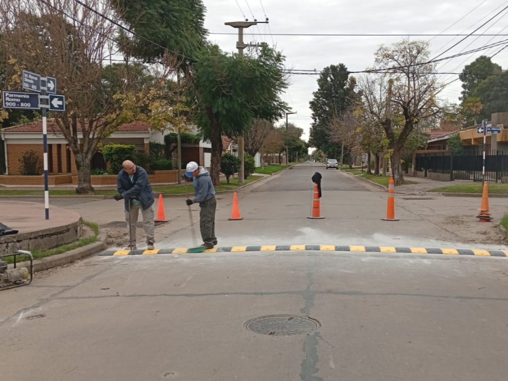 Contribuyendo al ordenamiento vial, se sigue con la instalación de señalética y otros dispositivos
