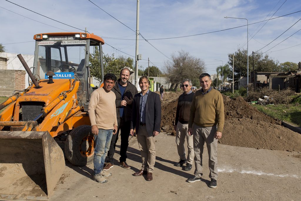 El intendente y parte de su equipo recorrieron la obra de cloacas en calle Vélez Sarsfield