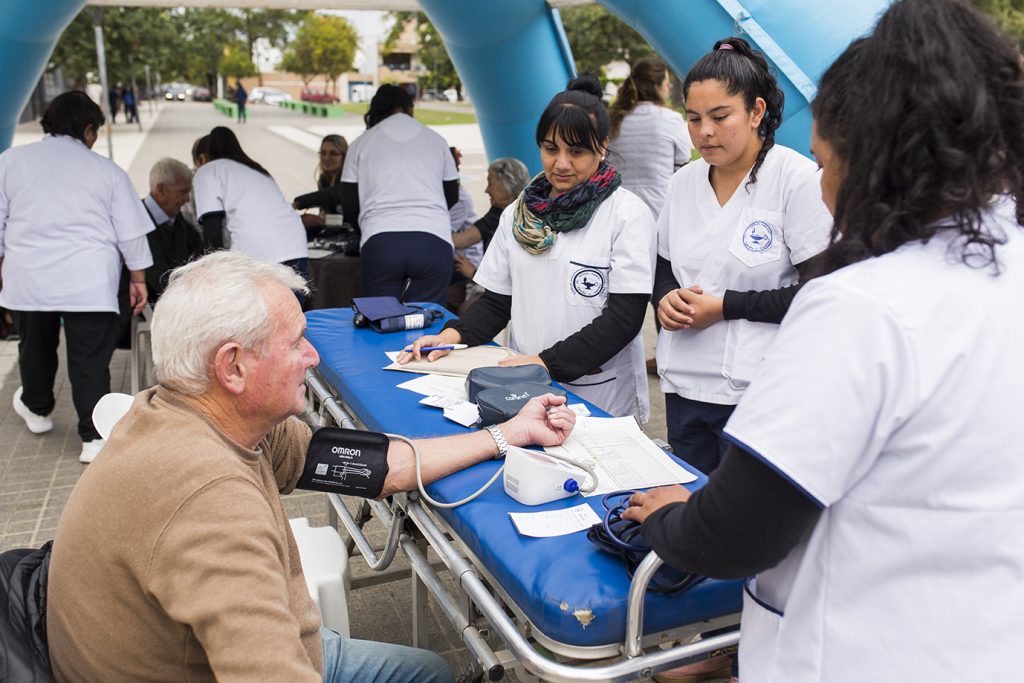 En el mes de la Hipertensión Arterial hubo controles a vecinos en la plaza céntrica