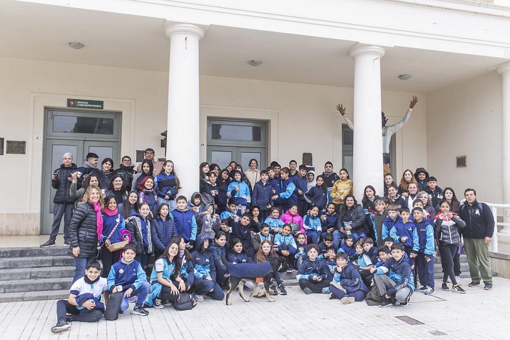 Alumnos del IPET 87 Robertina Moyano de Sastre y Provincia del Neuquén repartieron escarapelas en el centro de la ciudad