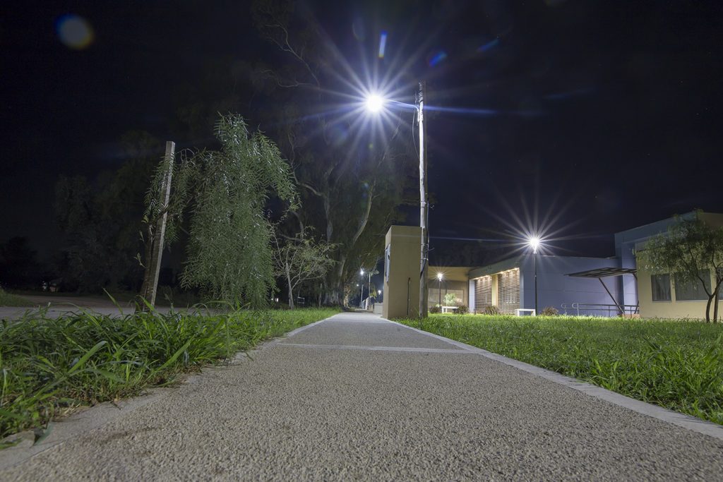 El municipio instaló luminarias en el acceso a la Escuela ProA