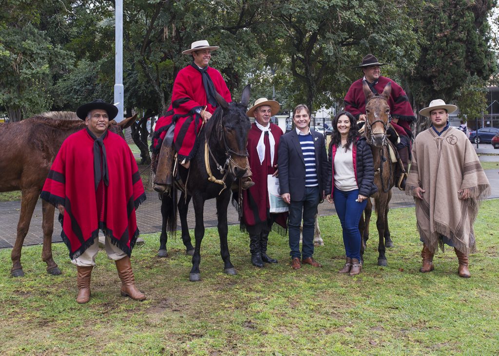 Una delegación de gauchos güemesianos pasó por nuestra ciudad en cabalgata en homenaje al prócer nacional