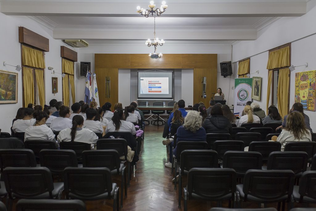 Con una audiencia integrada mayoritariamente por jóvenes, se ofreció un conversatorio sobre Hipertensión Arterial